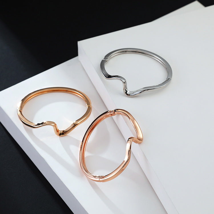 Minimalist glossy gold-plated lightning bracelet