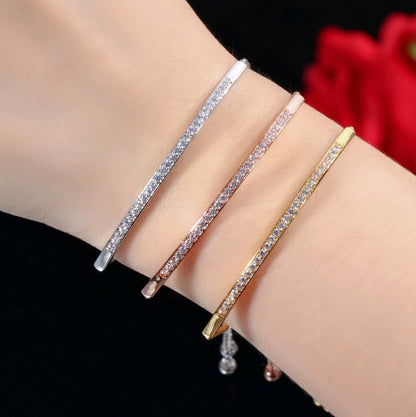 Single row curved bracelet